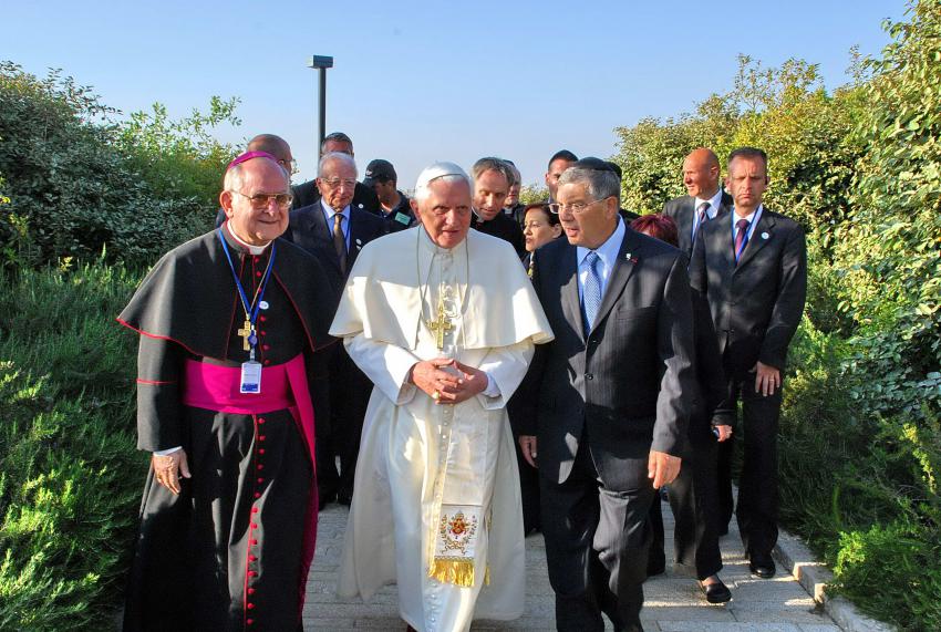 Pope Benedict XVI arrives at Yad Vashem accompanied by Chairman of the Yad Vashem Directorate Mr. Avner Shalev (right)