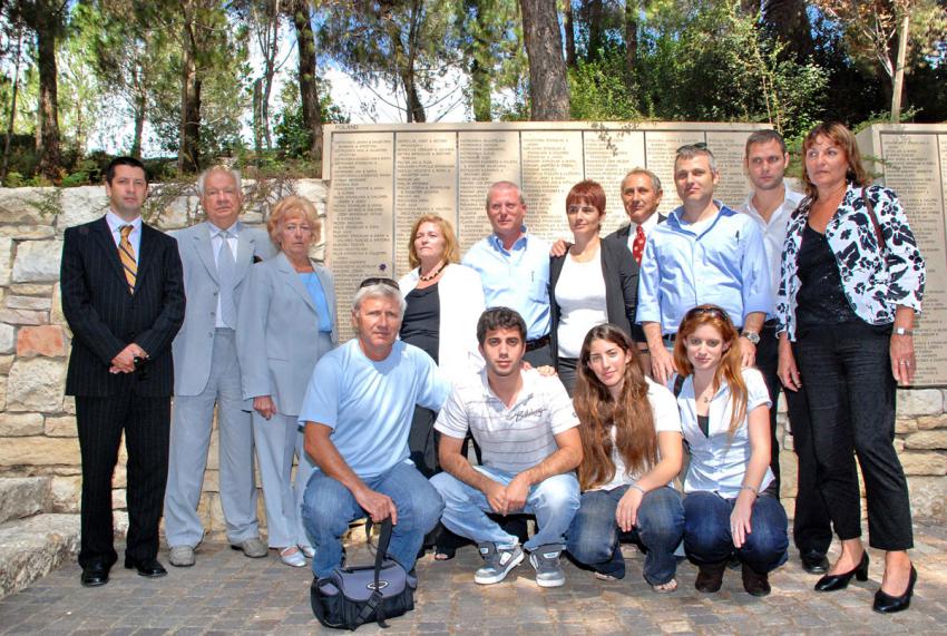 משפחתה של רוזה שוויצר, 12 לאוקטובר 2008, עם בתם של חסיד אומות העולם ולדיסלב פאנצ'יצ'ין