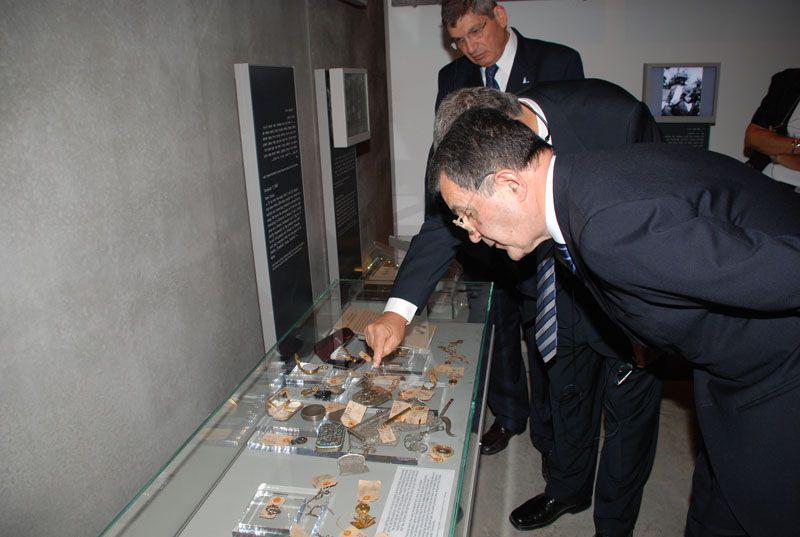 ראש ממשלת איטליה, רומנו פרודי, מתבונן בויטרינה המוקדשת ליהודי איטליה שגורשו למחנות, במהלך סיורו במוזיאון לתולדות השואה ביד ושם