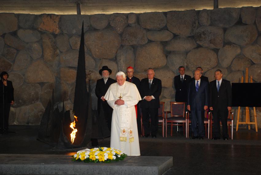 El papa colocando una ofrenda floral en la lápida conmemorativa de los seis millones de víctimas del Holocausto en la Sala del Recuerdo