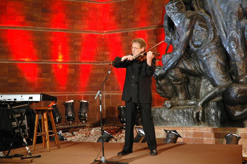 Conductor and Violinist Shlomo Mintz performs during the ceremony marking Holocaust Martyrs’ and Heroes’ Remembrance Day