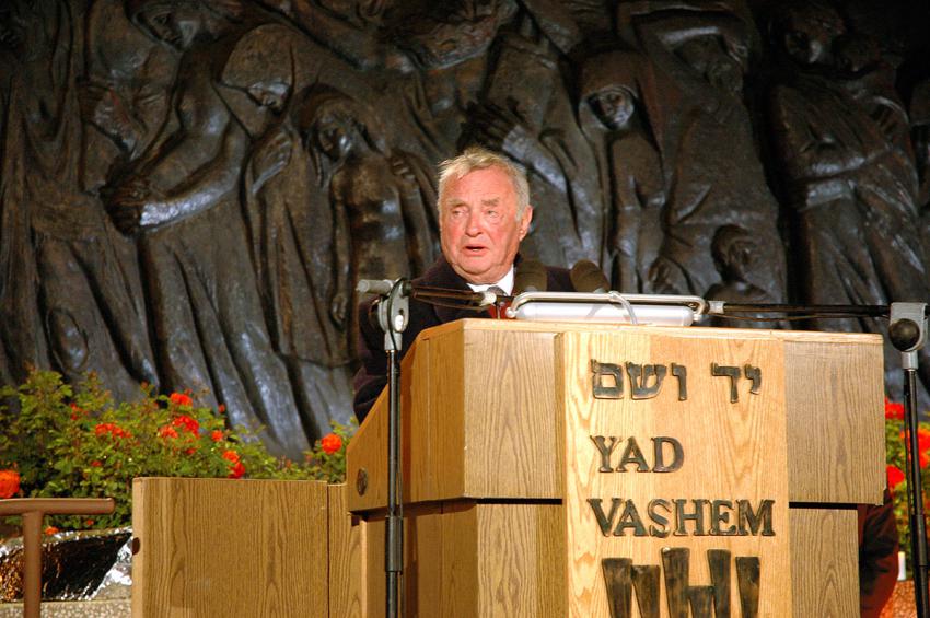 Noach Flug, Chairman of the Center of Organizations of Holocaust Survivors in Israel, speaking on behalf of the survivors at the ceremony marking Holocaust Martyrs’ and Heroes’ Remembrance Day