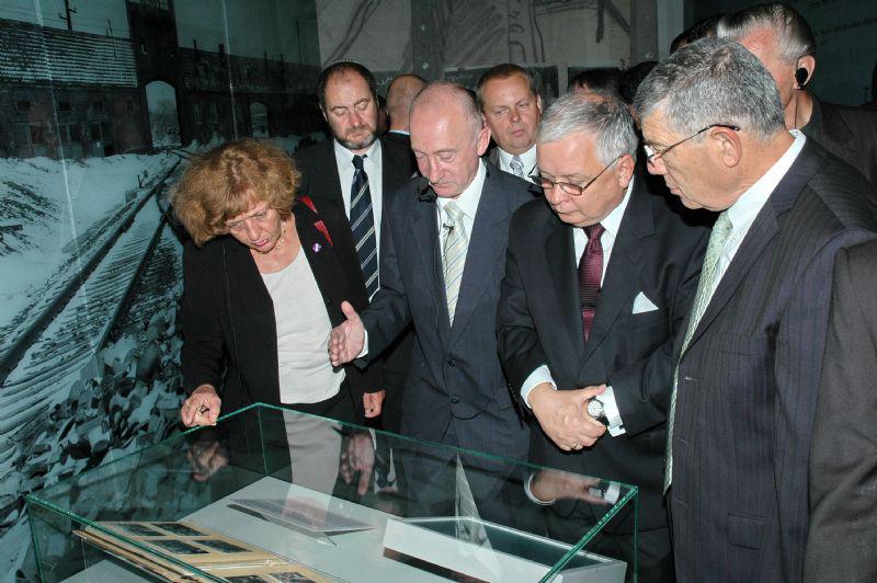נשיא פולין (שני מימין), מתבונן ב'אלבום אושוויץ' בעת סיורו במוזיאון לתולדות השואה