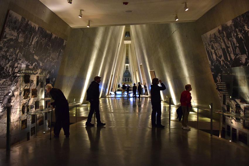 Visiteurs au musée d'histoire de la Shoah 