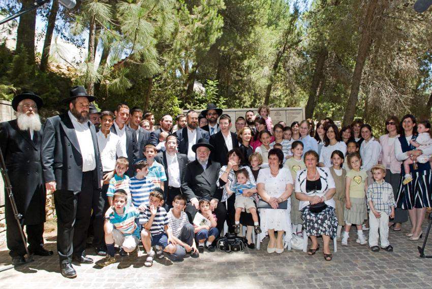 הרב מאיר ישראל לאו ומשפחתו, 4 לאוגוסט 2009, עם בנותיו של חסיד אומות העולם פיאודור מיחאילצ'נקו