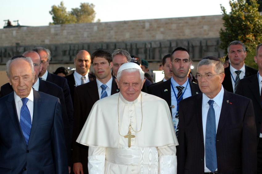 El papa Benedicto XVI entrando a la Sala del Recuerdo en compañía del presidente Shimón Peres (izq.) y el Sr. Avner Shalev