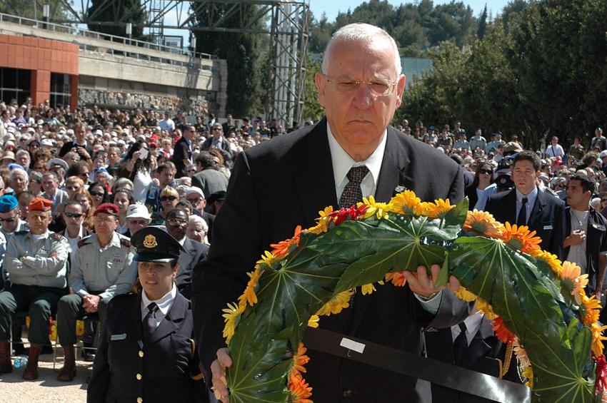 Knesset Speaker Ruby Rivlin lays a wreath during the ceremony