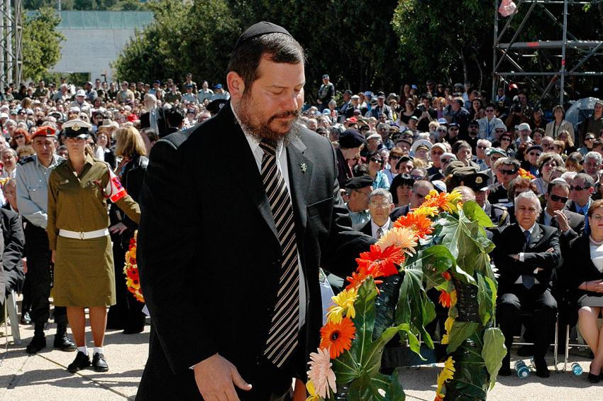 Jerusalem Mayor Uri Lupolianski lays a wreath during the ceremony