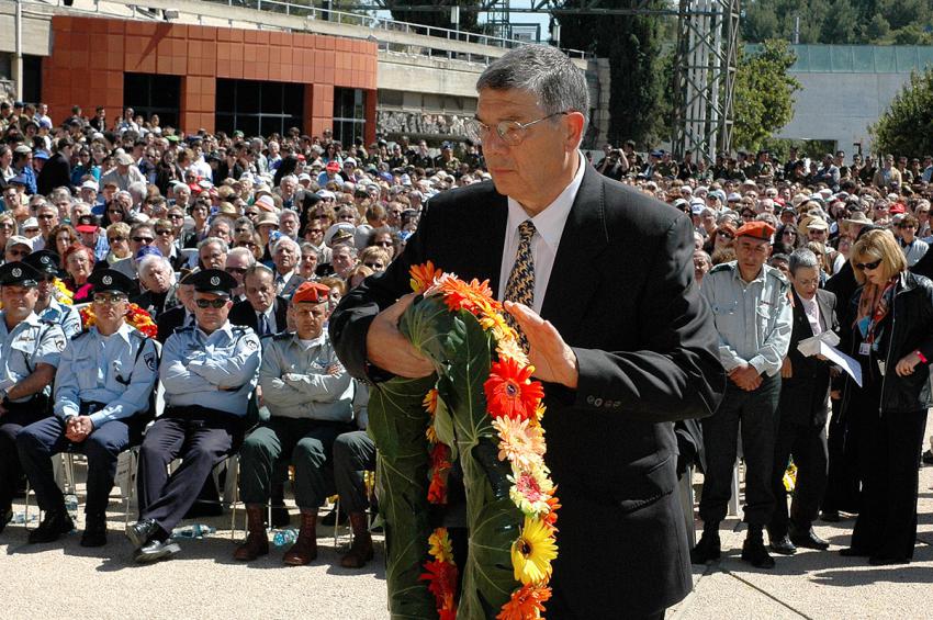 Chairman of the Yad Vashem Directorate Avner Shalev lays a wreath during the ceremony