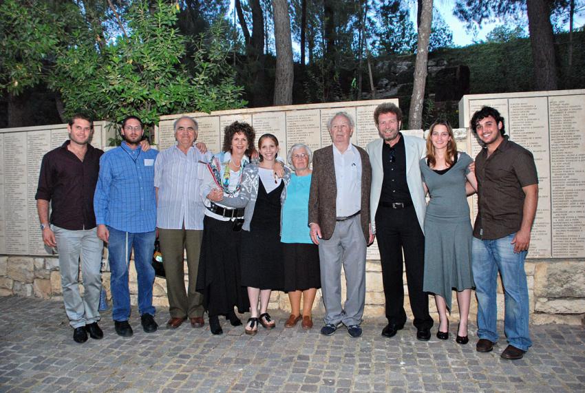 מיכאל פישר עם משפחתו, 18 למאי 2008, עם חסיד אומות העולם אלפרד קוורצ'אק