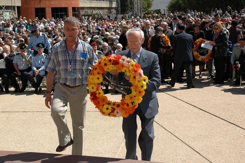 Head of the American Society for Yad Vashem Eli Zborowski lays a wreath during the ceremony