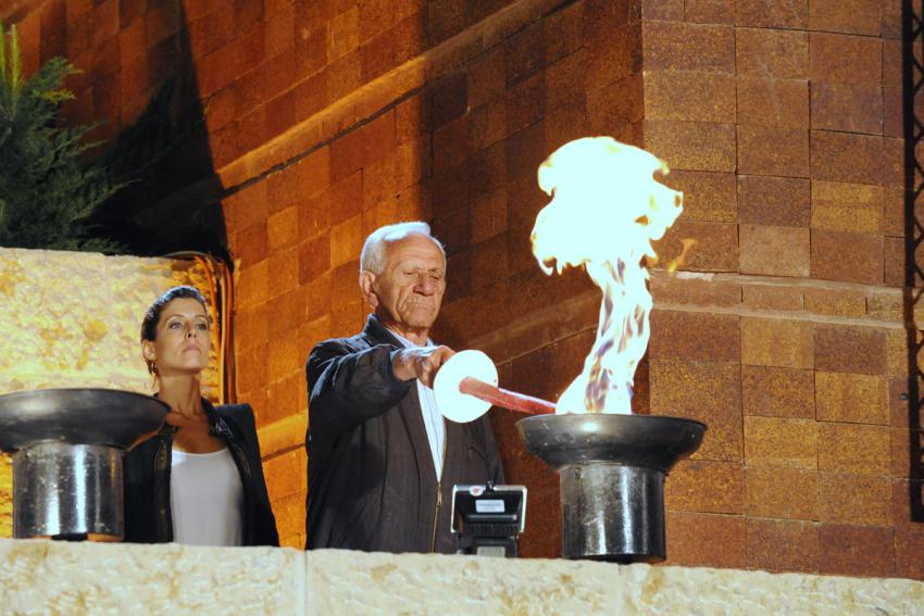 Holocaust survivor Simha Applebaum lights one of the six torches at the ceremony