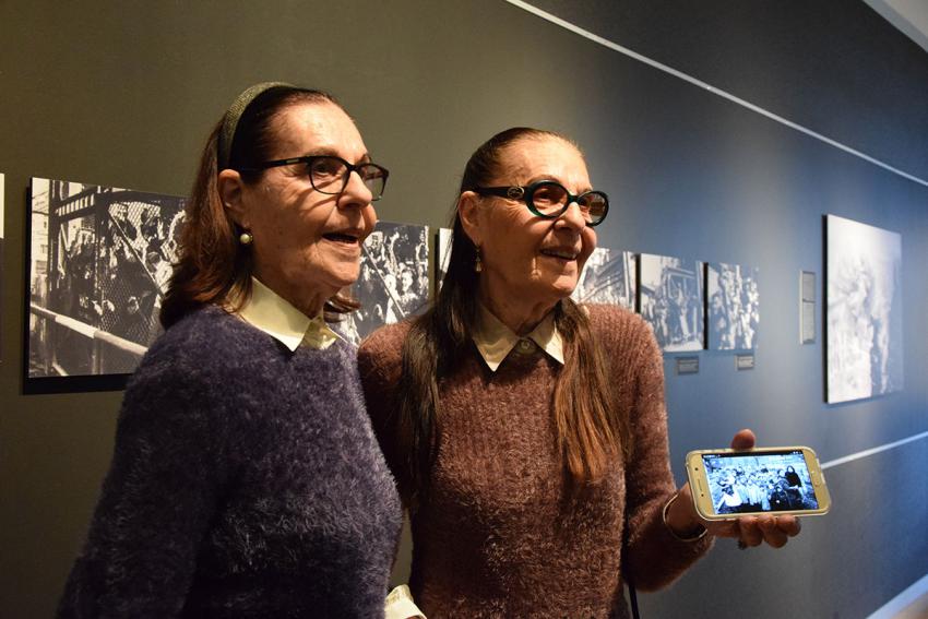 Пережившие Холокост, близнецы Лия Хубер (слева) и Юдит Барнеа беседуют с прессой на открытии выставки «Вспышки памяти – фотография во время Холокоста» в Яд Вашем