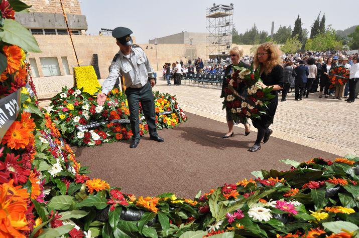 Love Never Fails and Hatikva, UK-based ministries laid a wreath on behalf of British Christians who love Israel. Rosie Ross and Pamela Thomas laid the wreath