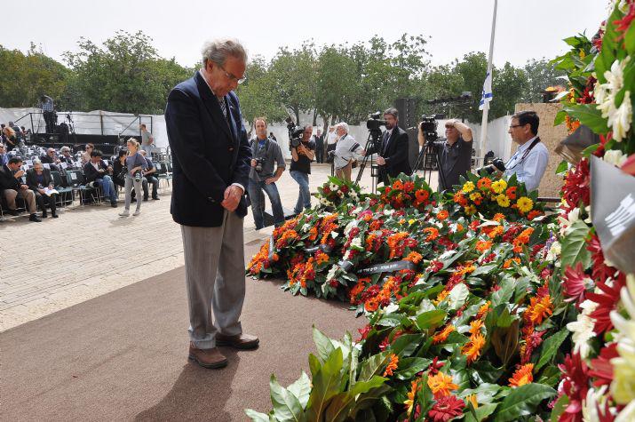 Prof. Wolfgang Engels laid a wreath for the German Society of Yad Vashem during the ceremony in the Warsaw Ghetto Square commemorating the victims of the Holocaust