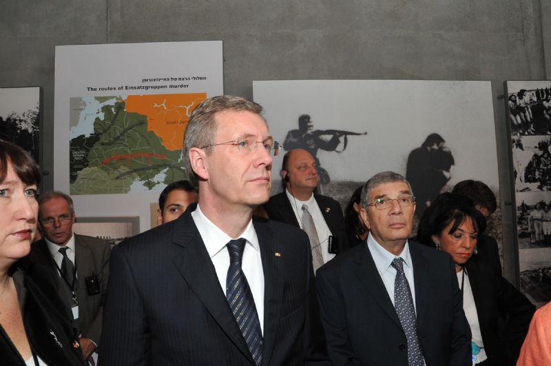 German President Wulff, accompanied by Chairman of the Yad Vashem Directorate Avner Shalev, tour the Holocaust History Museum