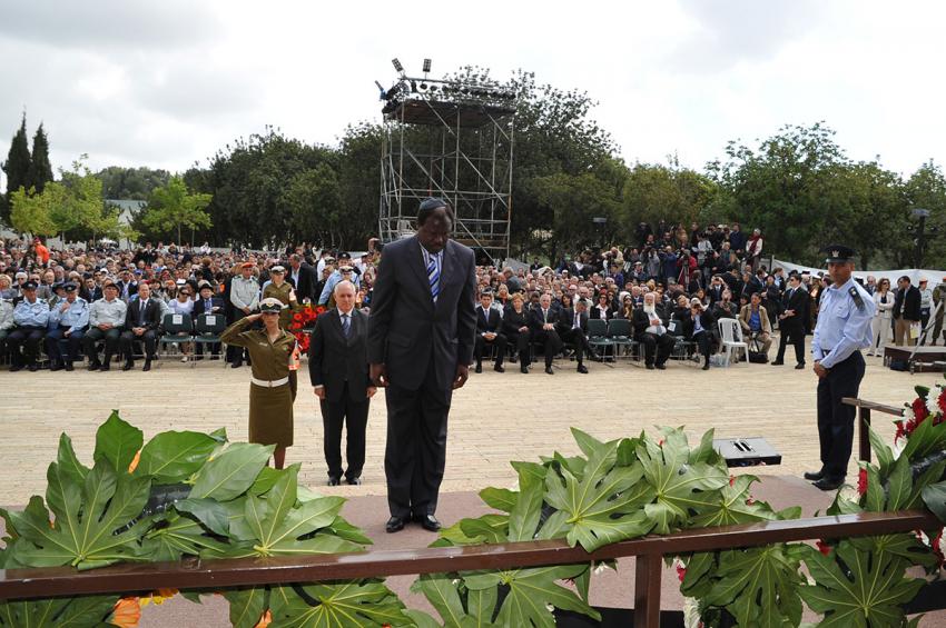 זקן הסגל הדיפלומטי, הנרי אטונדי אסומבה, בטקס הנחת הזרים ביד ושם