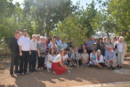 Håkan Häggblom (second from left) and his group with Dr. Susanna Kokkonen (front row second from right) at the tree of Corrie ten Boom in the Avenue of the Righteous at Yad Vashem on 14/10/2016