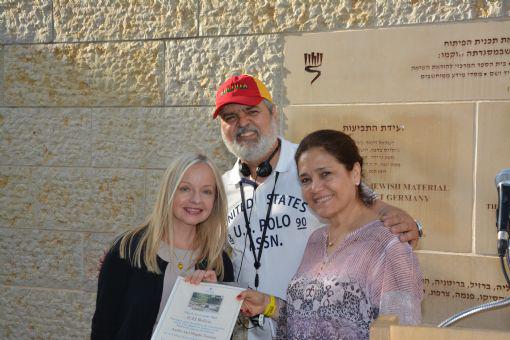 Pastor Alberto Magno de Sales, National Director of Bolivia (center) being presented with a certificate commemorating the sponsorship of 5 trees in the Avenue of the Righteous at Yad Vashem on 18/10/2016