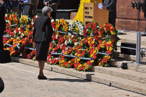 Ms. Gianna Glassman lays the wreath on behalf of the Canadian Society for Yad Vashem as part of the Holocaust Martyrs' and Heroes' Remembrance Day events.