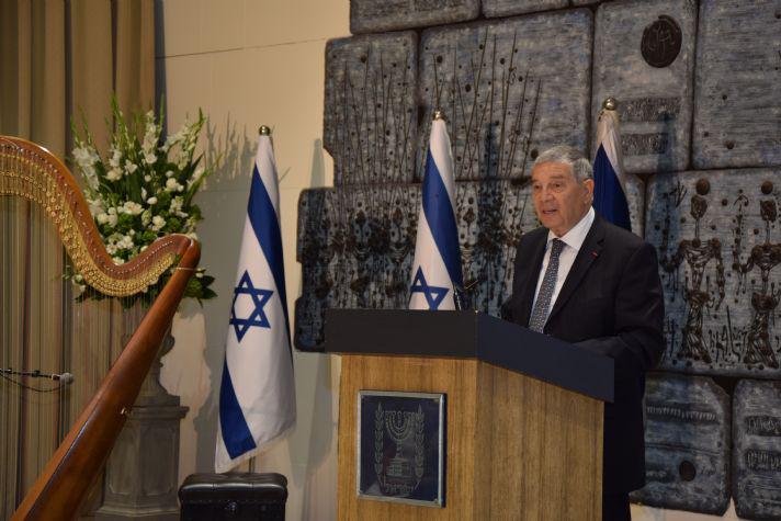 Yad Vashem Chair Avner Shalev addresses the Mission participants at the opening ceremony. 