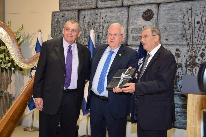 Yad Vashem Chair Avner Shalev and American Society for Yad Vashem Chair Leonard Wilf present President Rivlin with a facsimile of the Wolfsberg Machzor. 