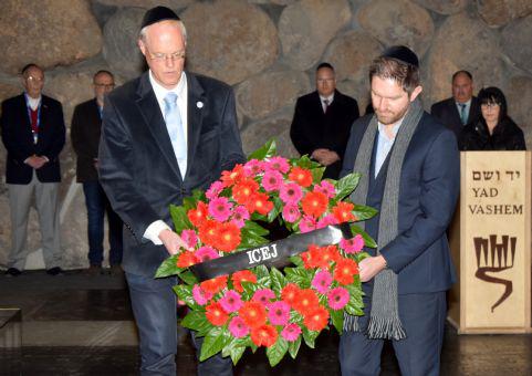 Jacob Keegstra, ICEJ Netherlands National Director (left) and Paul Parkhouse, Arise ICEJ UK (right) laying a wreath at the ceremony in Yad Vashem’s Hall of Remembrance during the Envision 2017 Conference for global Christian leaders