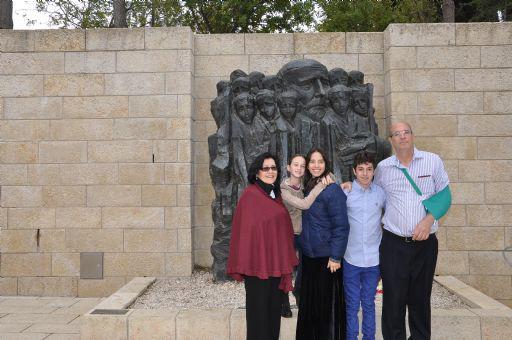 La familia Weinstein de Perú durante su visita en Yad Vashem acompañados por la Sra. Perla Hazan