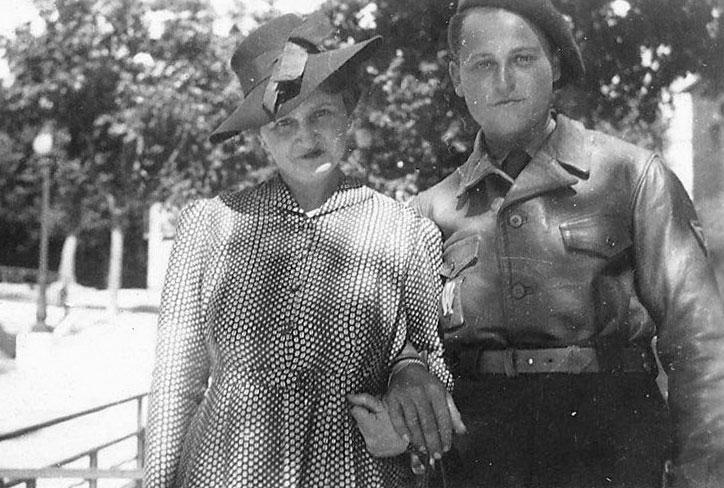 Judith Samuel with her son Daniel in 1941 during his compulsory service in &quot;Chantiers de la Jeunesse&quot; paramilitary organisation