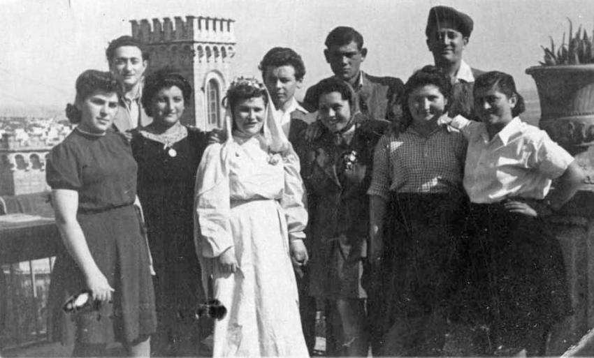 חתונתם של דולי פרנקל ומרדכי בראון, ניצולי שואה ילידי לודז', בחדר האוכל של קיבוץ &quot;דרור הבונים&quot; בצזאריה שבאיטליה, 1946.