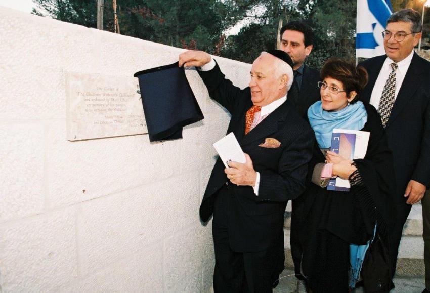 Maxi Librati lors de l'inauguration de la plaque du Jardin des Enfants sans enfance, en présence de sa fille Patricia et son gendre Willy Fazel, et Avner Shalev, le président de Yad Vashem