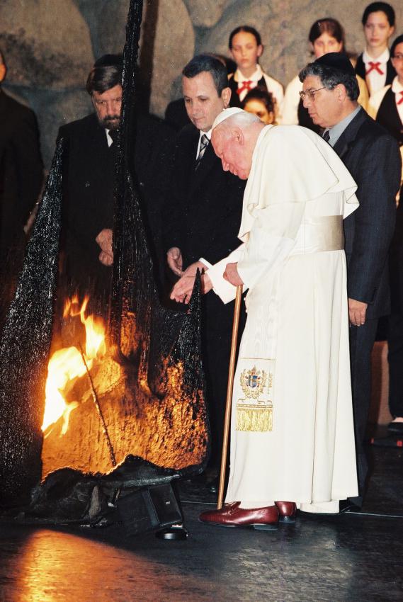 Papst Johannes Paul II., begleitet von Ministerpräsident Ehud Barak und dem Vorstandsvorsitzenden von Yad Vashem Avner Shalev, entfacht die ewige Flamme in der Gedenkhalle