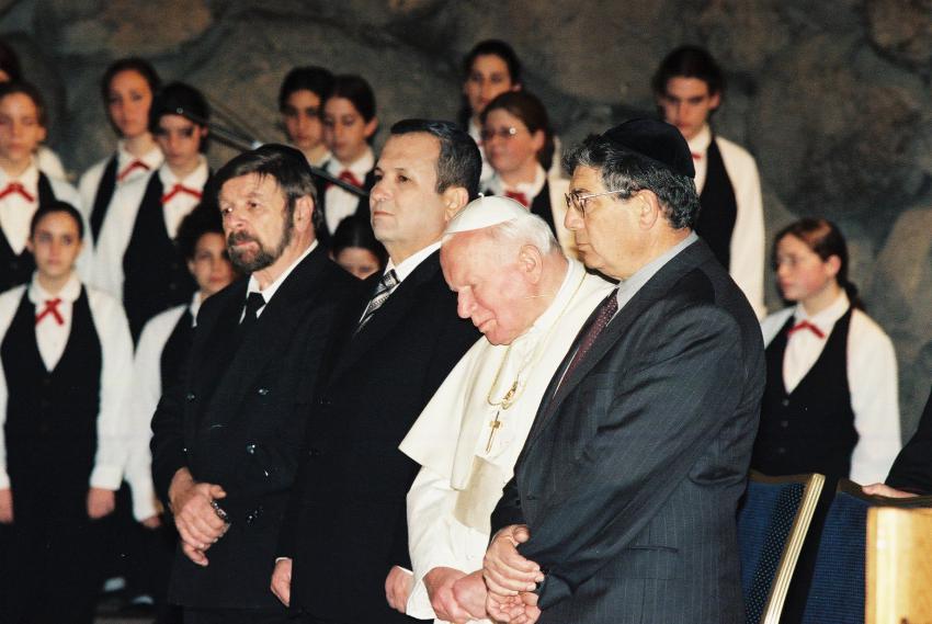 Papst Johannes Paul II. neben (v.l.n.r.) dem Vorsitzenden des Yad Vashem Gremiums Prof. Szewach Weiss, Ministerpräsident Ehud Barak und dem Vorstandsvorsitzenden von Yad Vashem Avner Shalev in der Gedenkhalle