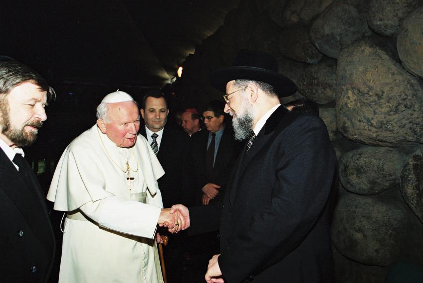 El papa Juan Pablo II saludando al gran rabino de Israel, Israel Meir Lau