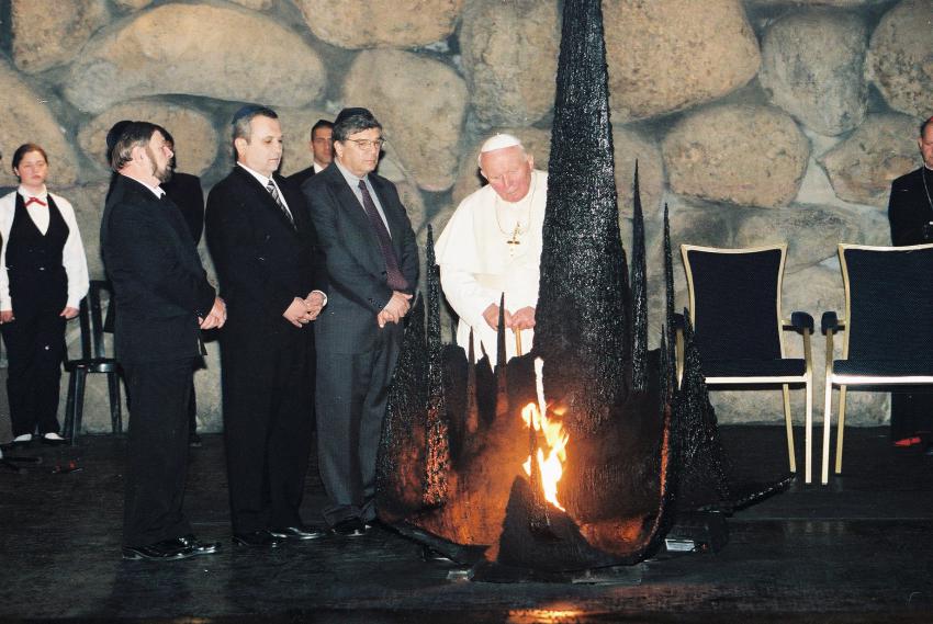 Papst Johannes Paul II. während der Schweigeminute