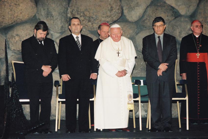 Papst Johannes Paul II. während der Schweigeminute in der Gedenkhalle