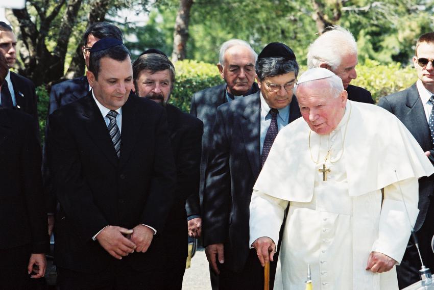 El papa Juan Pablo II llegando a Yad Vashem acompañado del primer ministro Ehud Barak y el presidente del Directorio Ejecutivo de Yad Vashem, Sr. Avner Shalev