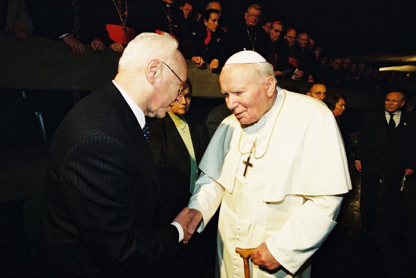 Papst Johannes Paul II. begrüßt Eli Zborowsk, Holocaustüberlebender und Vorsitzender der Amerikanischen Gesellschaft für Yad Vashem