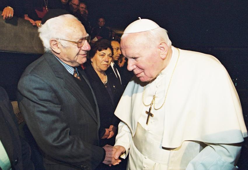 Papst Johannes Paul II. begrüßt den leitenden Historiker von Yad Vashem und Holocaustüberlebenden Prof. Israel Gutman