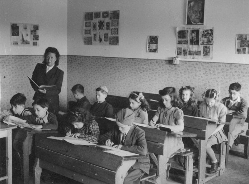 Clase de alumnos en el campo de Feldafing, 1947