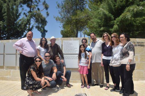 La familia Feldman visitó Yad Vashem con ocasión de la develación de la placa en su honor, acompañados por Perla Hazan, Directora para Latinoamérica, España, Portugal y Miami y Shaya Ben Yehuda, Director de Relaciones Internacionales