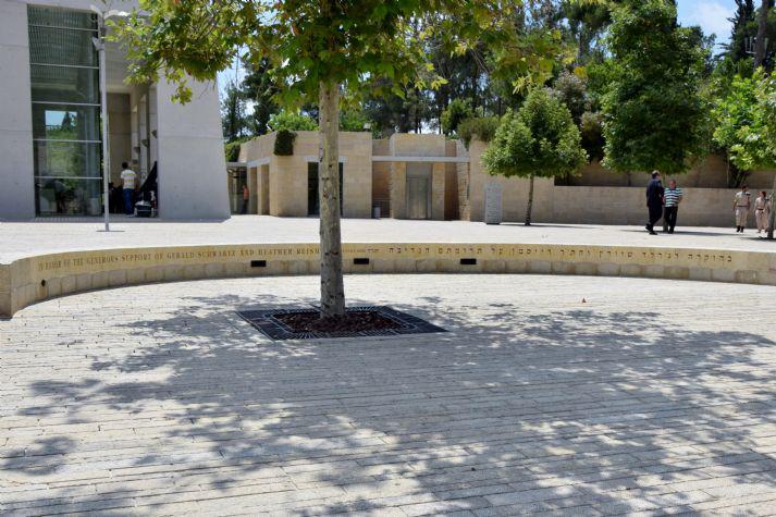 The plaque dedication in honor of Heather Reisman and Gerald Schwartz at the Yad Vashem entrance plaza.