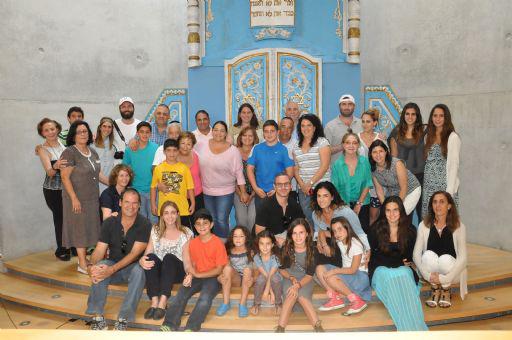 La familia Galante visitó Yad Vashem con ocasión del Bar Mitzva de su hijo José (cuarto derecha, fila del centro)