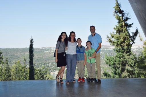 Anat (segunda izquierda) y Abraham Garzon (primero derecha) de Miami visitaron Yad Vashem con sus hijos Shirel, Eitan y Liam.