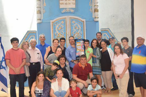 La Familia Garzón de Panamá celebrando el Bar Mitzva de su hijo David Meir (centro) en Yad Vashem