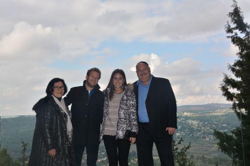 Lily y Ari Geller (centro) junto al Director del Departamento de Relaciones Internacionales Shaya Ben-Yehuda y Perla Hazan