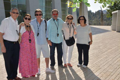 La familia Goldberg junto a Perla y Moshe Hazan durante su visita a Yad Vashem.