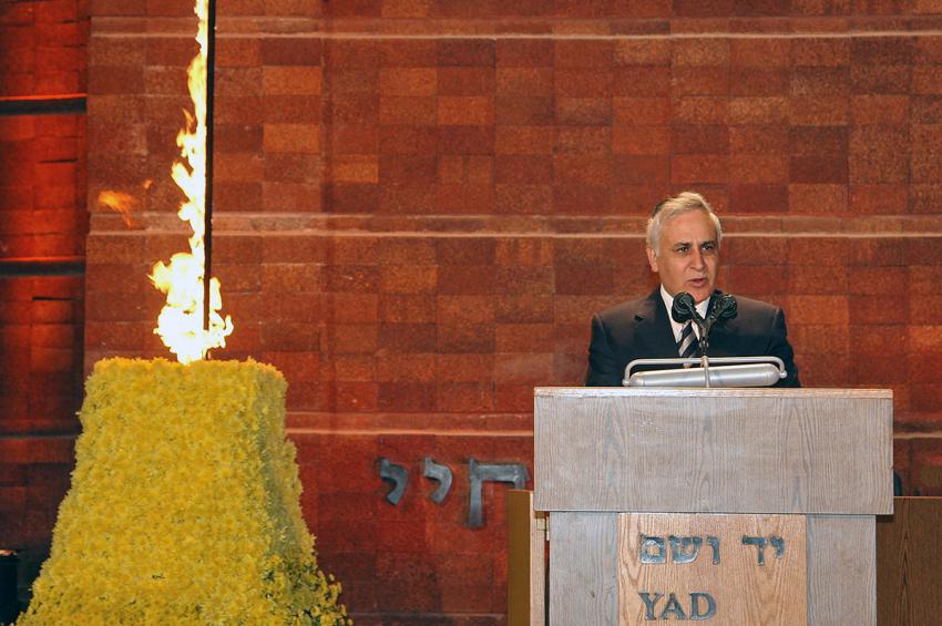 נשיא המדינה משה קצב נושא דברים בעצרת הממלכתית לציון יום הזיכרון לשואה ולגבורה