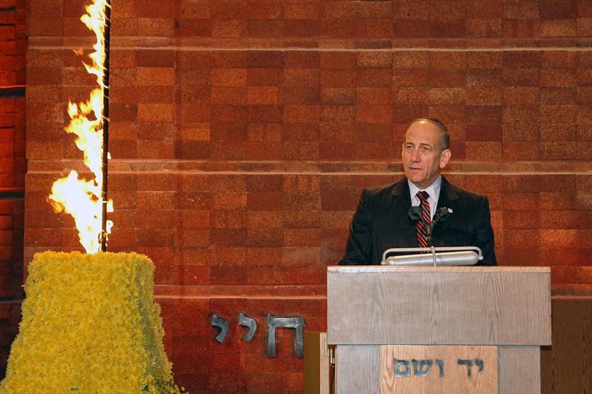 ממלא מקום ראש הממשלה אהוד אולמרט נושא דברים בעצרת הממלכתית לציון יום הזיכרון לשואה ולגבורה
