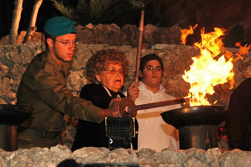 הדי הירש, אחת מששת מדליקי המשואה הנבחרים מדליקה משואה במהלך העצרת